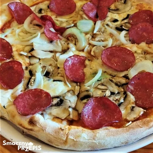 Pizza z salami to świetny przysmak na każdą okazję.